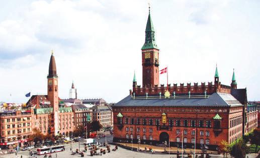 Recorreremos sus principales monumentos y sitios históricos, como la Plaza del Ayuntamiento,el Palacio Christiansborg, el cual es la sede del Parlamento, la oficina del primer ministro y el Supremo