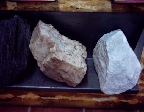 Lo primero que visitamos fue el museo de minerales, pasamos por varias salas donde estaban colocados muchos minerales con sus nombres y podíamos verlos muy bien.