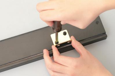 Inserta un tornillo de brida de 4 7 mm en cada uno de