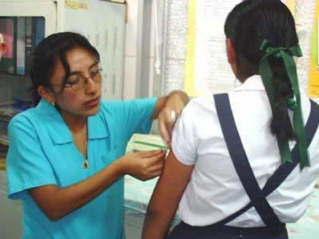 ESSALUD 15 Noviembre se inicio la vacunación a 2 mil niñas de 10 y 12 años de