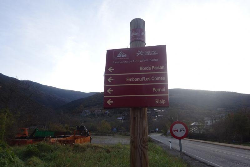 Vemos una señal roja del Camino Natural de Sort y Valle de Àssua, donde se indica Rialp, nuestro próximo objetivo.