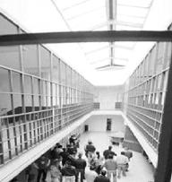 48 Sociedad para el Estudio y la Difusión de la Terapia del Dr. Bach de Cataluña Este centro penitenciario cuenta actualmente con una población reclusa de alrededor de 500 personas.