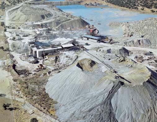 Perspectiva general de las instalaciones de concentración de la mina en 1984. Obsérvese, en primer término, los voluminosos acopios de finos procedentes del lavadero.