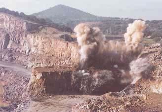 TECTÓNICA DEL ENTORNO DEL YACIMIENTO Desde un punto de vista estructural, en el área del entorno de la mina se observa la superposición de varios episodios de deformación, aunque las estructuras