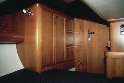 Por este motivo, el camarote de babor dispone de más espacio y de una cama doble de mayores dimensiones que el de estribor.