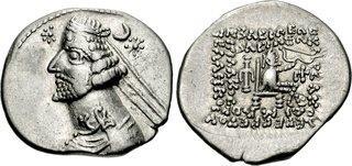 De nuevo, de la casa Classical Numismatic Group, subasta Triton XIII, lote nº 664, 5 de enero de 2010, tenemos el siguiente ejemplar: «KINGS of PARTHIA. Orodes II. Circa 57-38 BC. AR Drachm (3.