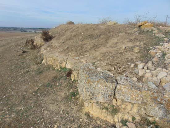 Las evidencias visibles también indican que el amplio conjunto murario carecía propiamente de torres, por lo menos no pudimos detectar su existencia en el seguimiento de la línea de muralla.
