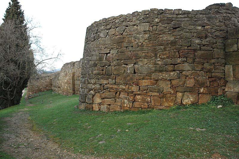 Se ha señalado que Untikesken pudo haber estado situada en el importante oppidum del Puig de Sant Andreu (mun. Ullastret, comarca del Baix Empordà, prov. Girona), el mayor centro indigete 6.