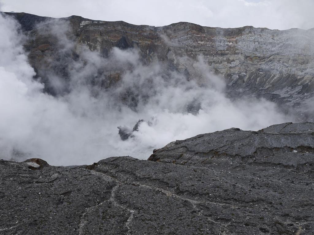 Figura 1. Erupción freática observada desde el borde oeste del volcán Poás el 19 de noviembre del 2010. Foto cortesía de Javier Pacheco A.