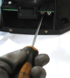 El secador no deja de funcionar (no se detiene) Exceso de sensibilidad - Ajuste la distancia de detección en la UCE girando el potenciómetro, tal y como se indica en el manual de instalación.