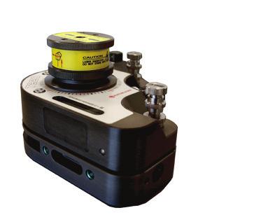 Unidad sensora Fixturlaser RS Transmisor láser alimentado por pilas del tipo diodo con niveles de burbuja incorporados y un prisma angular.