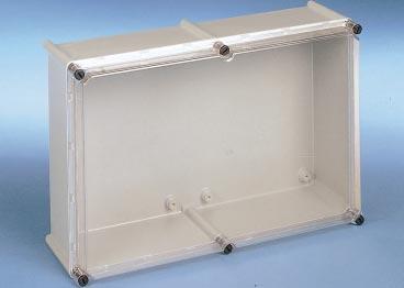 Cajas modulares aislantes compuestas de FONDOS fabricados en poliéster reforzado con fibra de vidrio y TAPAS construidas en policarbonato o poliéster reforzado con fibra de vidrio, según modelos.