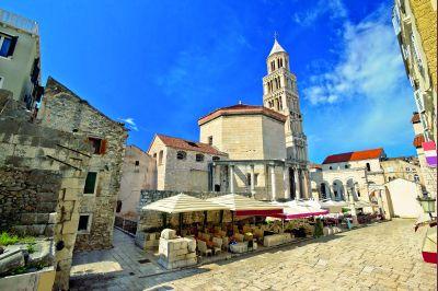 Split es la principal ciudad de Dalmacia, con 190000 habitantes y situada en una península del Mar Adriático. Split creció en el marco del colosal Palacio Diocleciano, centro de la población actual.