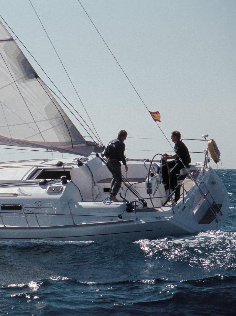 Elegido barco del año 2003 en Francia, el nuevo Dufour 40 ha sido diseñado por el regatista y arquitecto naval italiano Umberto Felci que también ha dibujado el Grand Soleil 44 y los novísimos Dufour