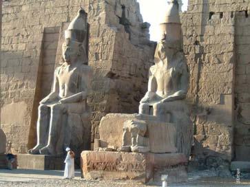 Por la mañana salida guiada para visitar las Pirámides de Giza que datan del imperio antiguo concretamente de la IV dinastía perteneciente a los faraones Keops y está considerada como una de las