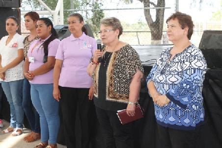 así como celebraron el Día de las Madres, las que recibieron un afectuoso abrazo de felicitaciones por parte de la Dra. Lupita Rosas.