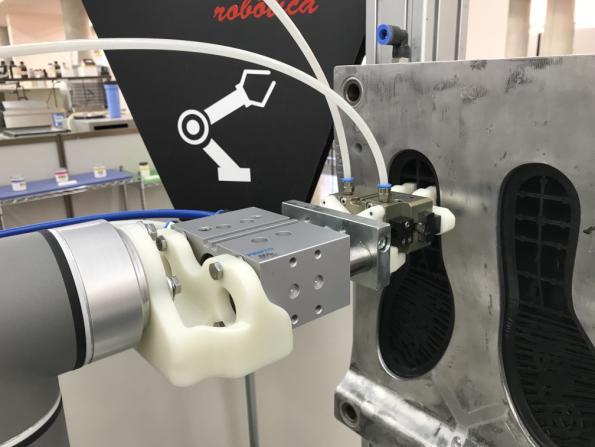 ABB Figura 15: Acoplamiento de pruebas de garra fabricada en resina con el robot