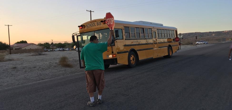Se requiere que el conductor del autobús dirija el tráfico para ayudar a los niños a bajar del autobús escolar.