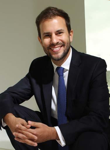 ALARGAMIENTO DE CORONA ESTÉTICO Dr. David Montalvo El Dr. Montalvo se graduó en Odontología en la Universidad de Barcelona, España.
