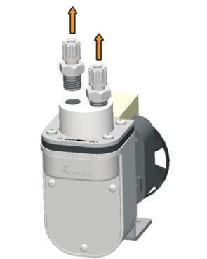 7.8 Sustitución de válvulas de entrada y de salida A continuación desmonte las uniones roscadas. Desenrosque la válvula de entrada y de salida con un desatornillador de cabeza plana.