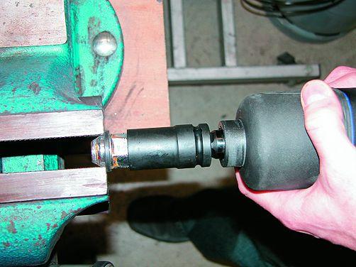 Nota En caso de uso con la pistola de impacto, se debe llevar el vaso extractor a fondo sin inercia.
