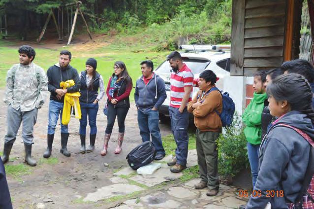 Figura 9: Líderes comunitarios de Chajil Siwan, Chuamazán, técnico de Oficina Forestal Municipal de Totonicapán y de CARE Guatemala, estudiantes de la Facultad de Ciencias Químicas y Farmacia, de