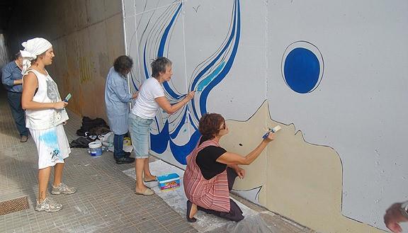 Pintura mural Año: 2013 Proyecto realizado por: Berta Oliveres de 25 años Clara Oliveres de 24 años Rosa Rebordosa de 80 años Descripción: Las artistas han