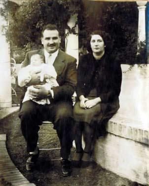 ADIMRA - AIM Rosario Alfredo Marietta y su esposa, con su hijo Miguel Ángel en brazos. 01/05/1944. motores de la Fábrica Militar de Aviones, como oficial tornero.