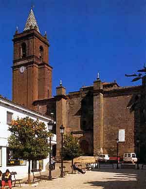 La Iglesia La Iglesia Parroquial del Divino Salvador se encuentra situada dentro del casco de la población, en su zona central. Ocupa un emplazamiento de una antigua iglesia.