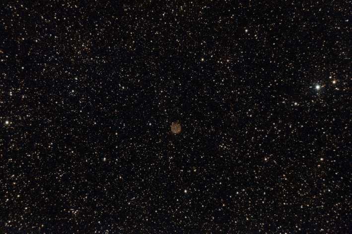 Objeto: NGC 6781 ( 41-2.1 ) Tipo: Nebulosa Planetaria Clase: 3b(3) Constelación: Aquila AR: 19 18.5 Dec: +06 32 Magnitud: 12 Distancia (a.l.): 2500 Eje Mayor: 111 s F (mm): 750 Eje Menor: 109 s Fecha: 17/09/2011 21:08 (TU) Lugar: Albalate de Zorita - 40.