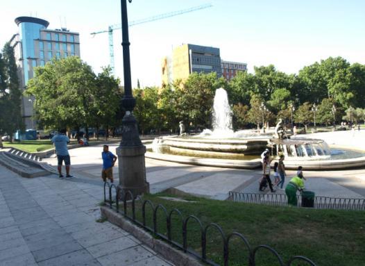 En concreto, en la zona de Plaza de España se han detectado barreras tales como la inexistencia de vados o paso de peatones, deficiente mantenimiento de los pavimentos, y ausencia de señalización en