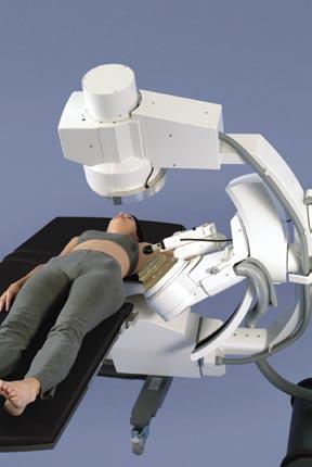 A medida que cambian los ángulos de las imágenes de los rayos X y del ultrasonidos, el plano de escaneado pasa constantemente por el foco manteniendo la visión continua del cálculo.
