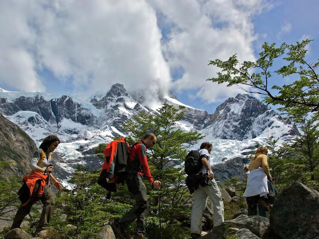 Trekking moderado que rodea el Macizo Paine, circulando por la base del Cerro Almirante Nieto.