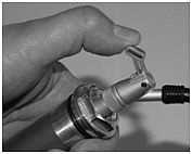 [Foto 8] No montar o desmontar el elemento utilizando la válvula como elemento de ayuda o apoyo al giro. 5.