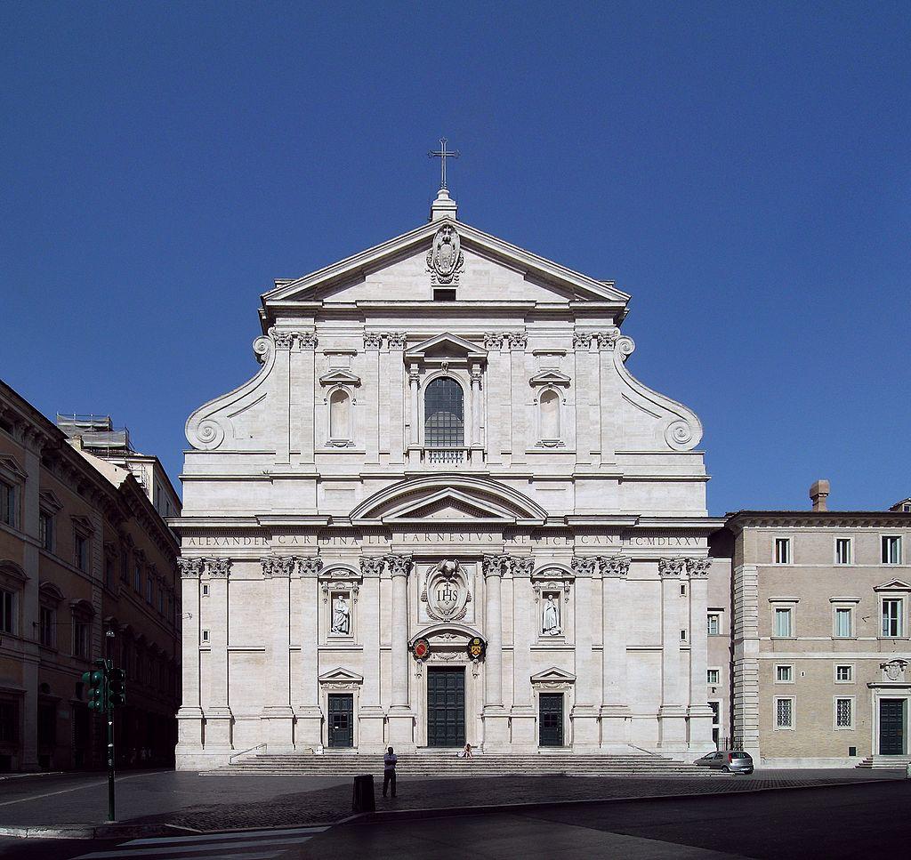 El interior es pomposo, teatral y atrevido. La nave central está decorada con un fresco en el techo, obra de Giovanni Battista Gaulli, il Baciccia, quien pintó también la cúpula del crucero.