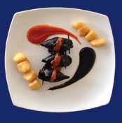 Aperitiu de benvinguda Primer plat a escollir Timbal de bacallà amb escalivada Xató amb garum (salsa de l antiga Roma) Segon plat