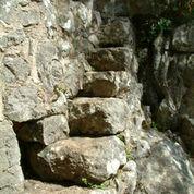 Itinerari de s Escaleta Itinerari que parteix al GR que hi ha entre Orient i Alaró, puja per dins marjades abandonades d'oliveres per un camí de ferradura restaurat i passant per una font de mina.