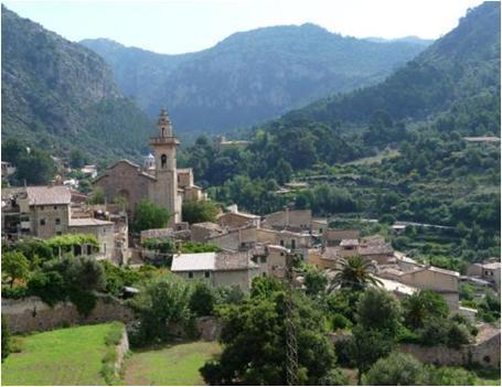 La comuna de Valldemossa L itinerari interpretatiu discorre per la comuna de Valldemossa, que ens revelarà el paisatge de muntanya, les comunitats vegetals de la garriga i l alzinar, l aprofitament