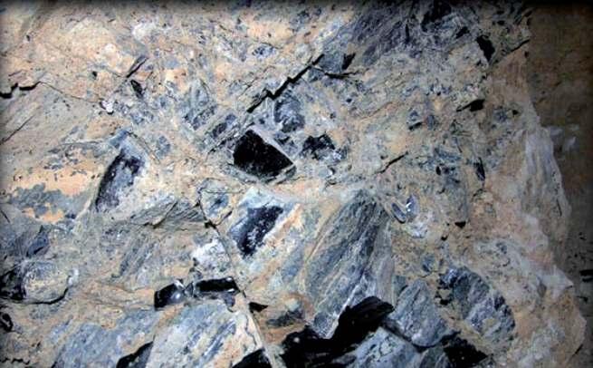 4 La explotación de la obsidiana Ricos yacimientos de este vidrio volcánico fueron detectados por los teotihuacanos en el cercano Cerro de Olivares, en Otumba, de donde se obtenía la obsidiana gris.
