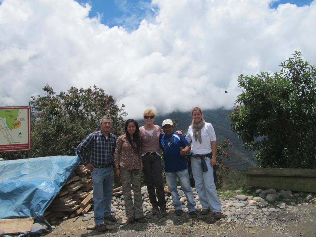 De izquierda a derecha: Leoncio Luna, Vanessa Luna (bióloga) Susi Spittler, Francisco Llacma, Miriam Spittler El Club Peruano de Orquideas y ACCA iniciamos hace más de un año una sinergia muy