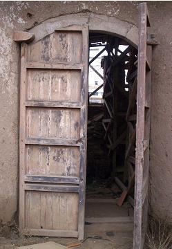 PORTICO / LATERAL El pórtico se compone de 2 puertas de madera y un quicio de