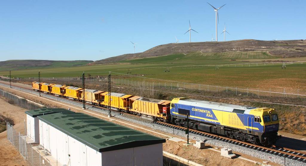 28. La máquina 319 de Continental Rail con un tren de balasto en la nueva LAV Venta de Baños- Burgos a su paso por Los Balbases. 28.