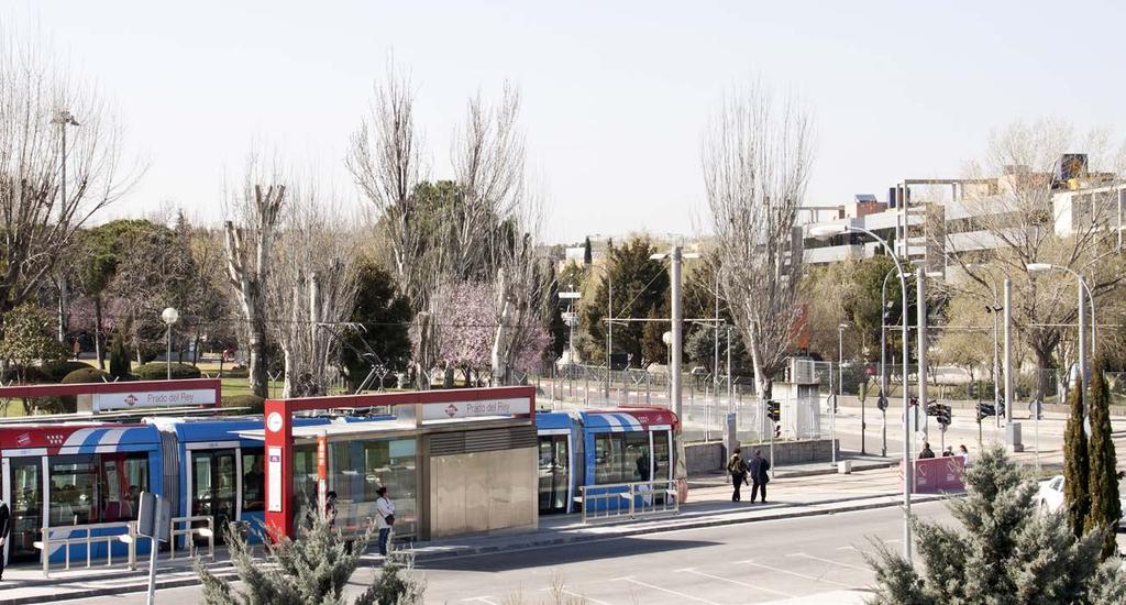 31. Una unidad de Metro Ligero Oeste estacionada en la terminal de Prado del Rey. 31.