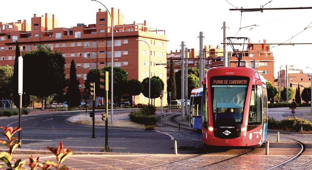 La línea de Metro Ligero ML1 conecta Las Tablas y Sanchinarro a través de Pinar de Chamartín con Metro y Cercanías. 32.