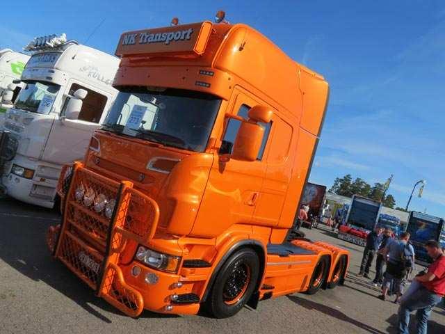 Los camiones no suecos también existen Aunque de los centenares de camiones presentes, sean tuneados, clásicos o de carreras, presentes en Mantorp Park un 80