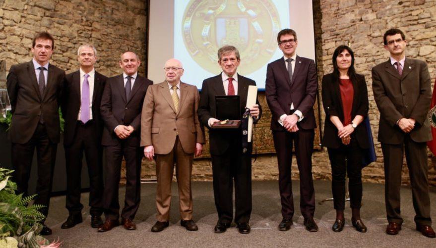 Jacques Delors recibe la medalla Francisco de Vitoria Ignacio Gatón 13 julio, 2017 El ex presidente de la Comisión Europea recibió el premio por haber contribuido a la creación de la UE El palacio de