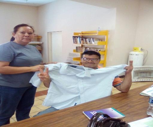 La Presidencia Municipal por conducto de Trabajo Social de la Dirección de Educación entrega ropa a gente de escasos recursos.