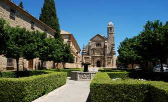 Por la tarde realizaremos una visita al pueblo de Cazorla, donde destaca el Ayuntamiento, la Iglesia de San Francisco, el Castillo de la Yedra y las Ruinas de Santa María.