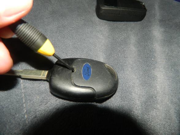 La instalación de la llave tipo Navaja para el Ford Fiesta modelos 2011-2013 consta de 2 pasos: a.