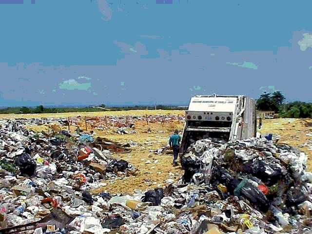 CAPÍTULO CUATRO RETO Puerto Rico ha confrontado por décadas problemas con la disposición inadecuada de los residuos que se generan.